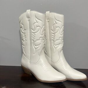*BRAND NEW* White Cowgirl boots